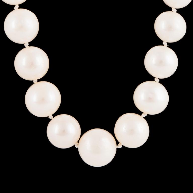 A cultured pearl necklace. clasp 14K gold.