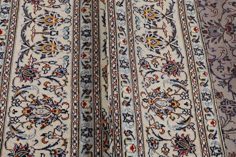 A carpet, Kashan, ca 345 x 238 cm.