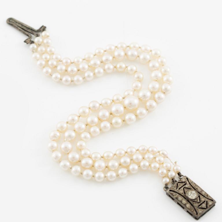 Armband tre rader odlade pärlor.