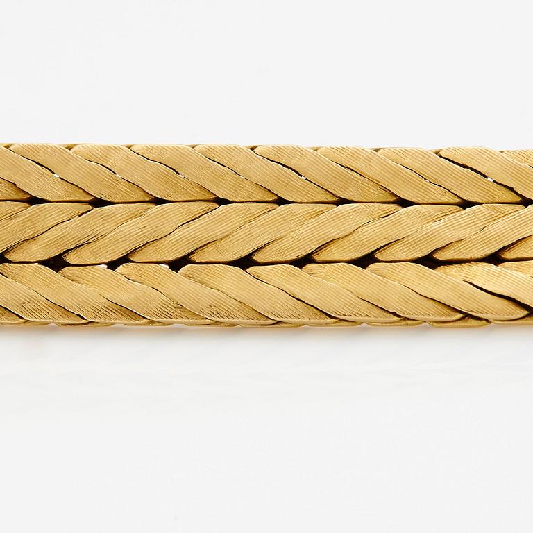 An 18K gold necklace.