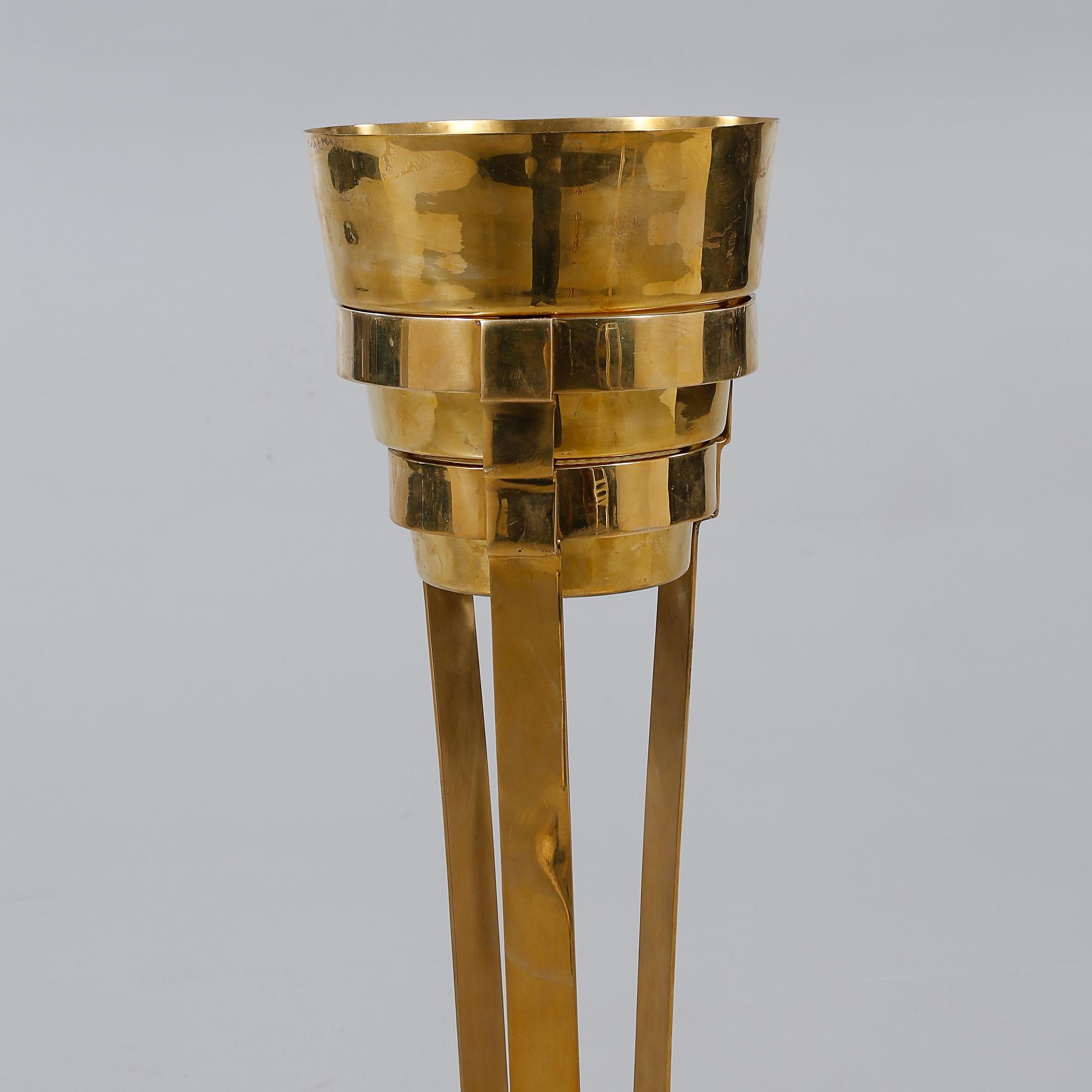 VINKYLARE PÅ BENSTÄLLNING, mässing, 1900-talets fjärde kvartal.