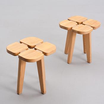 LISA JOHANSSON-PAPE, A PAIR OF STOOLS. Apila. Oy Stockmann Ab, Keravan puusepäntehdas. 1970/80´s.