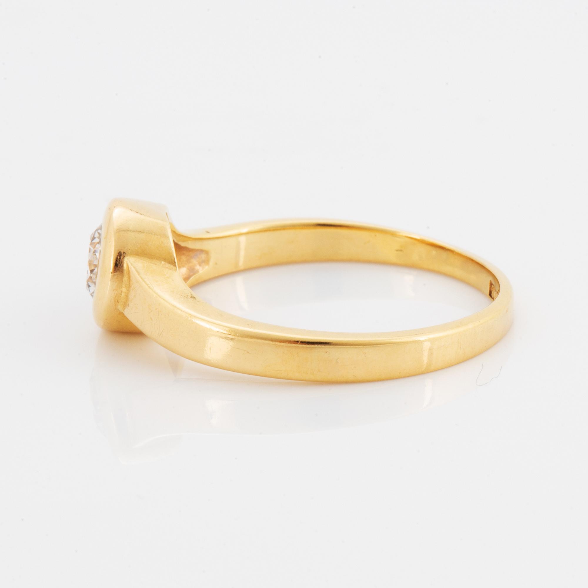 Ring with three brilliant-cut diamonds, total ca 0.65 ct. Rolf Sonderegger Guldsmedsverkstad, Köping, 1988.