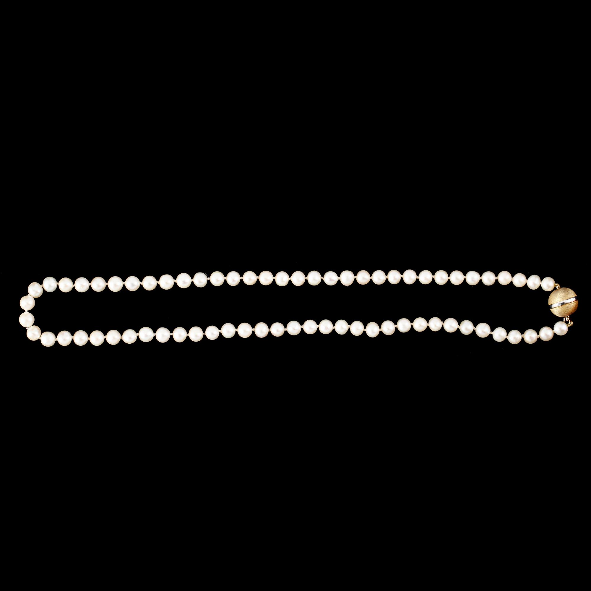 COLLIER, odlade sötvattenpärlor, lås av förgyllt silver.