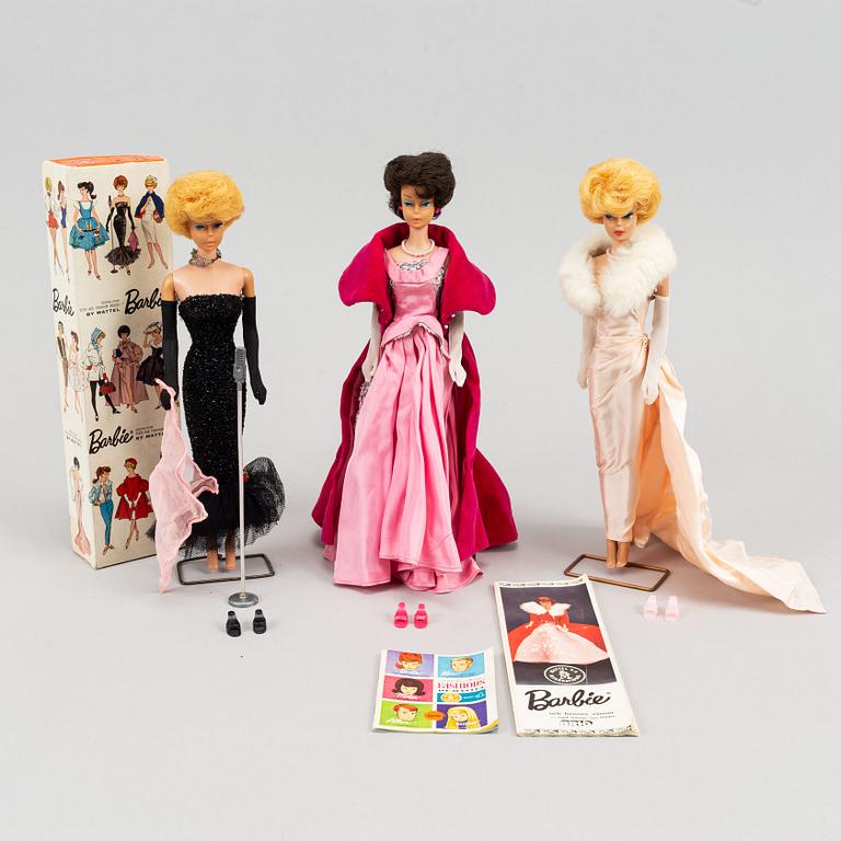 A collection of three Mattel 1960's Barbiedolls with accessories.