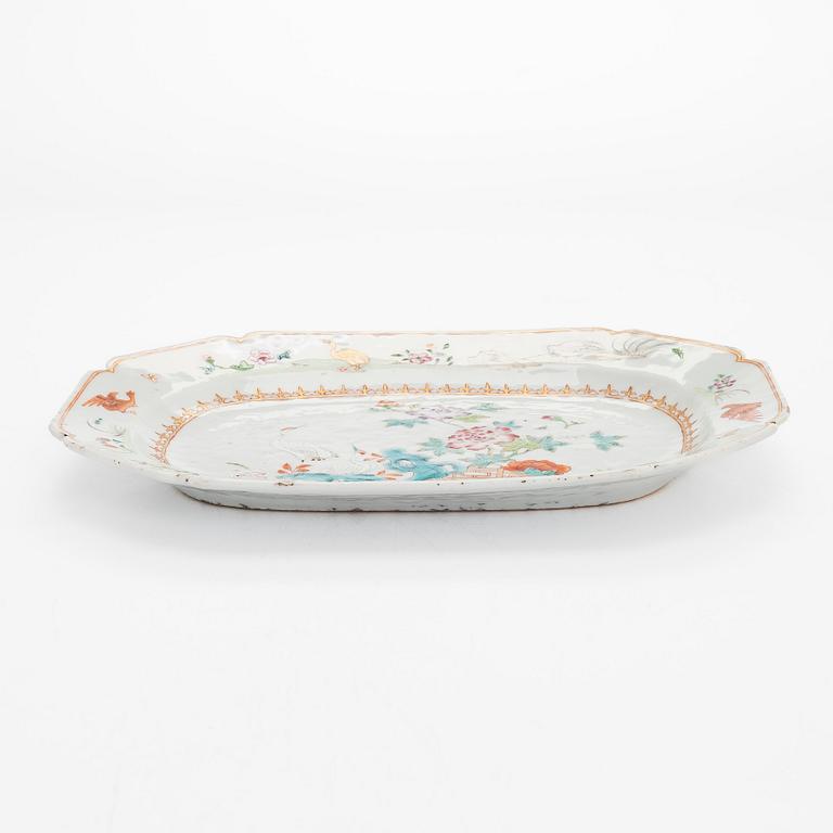 A porcelain serving dish, China, Qing dynasty, Qianlong (1736-95).