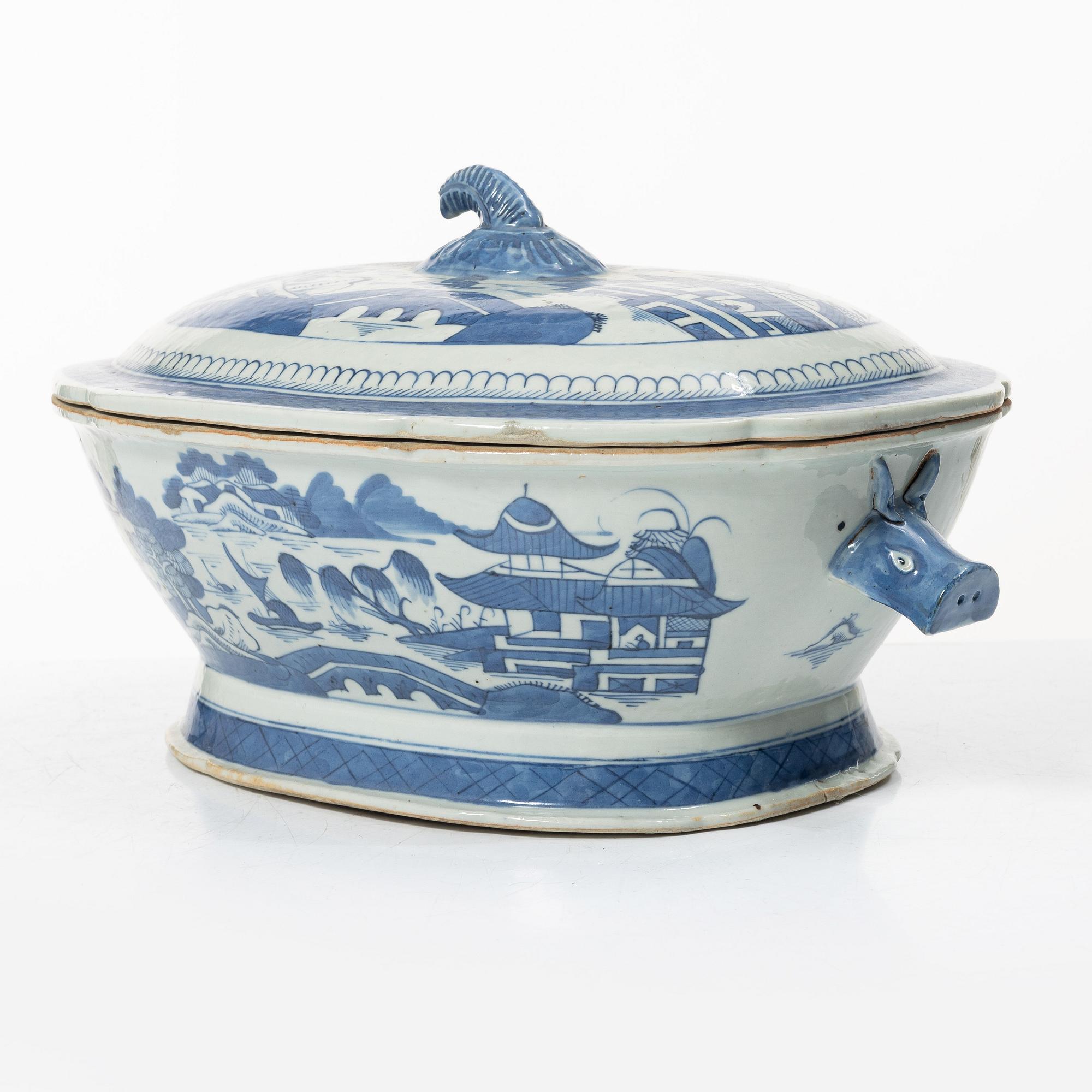 A blue and white tureen with cover, and a blue and white pot, porcelain, China, Qing dynasty 19th century.
