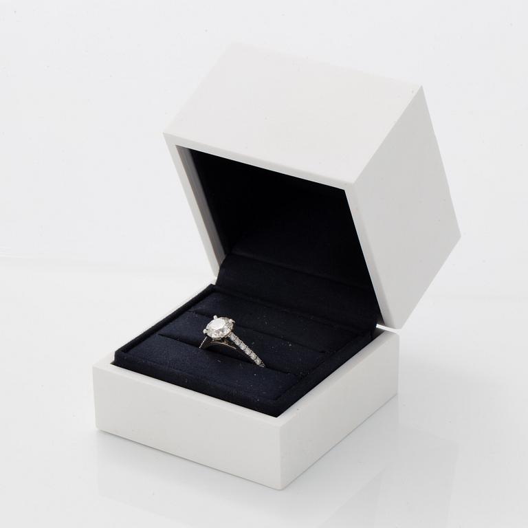 Round brilliant-cut diamond ring, De Beers, with GIA-certificate.