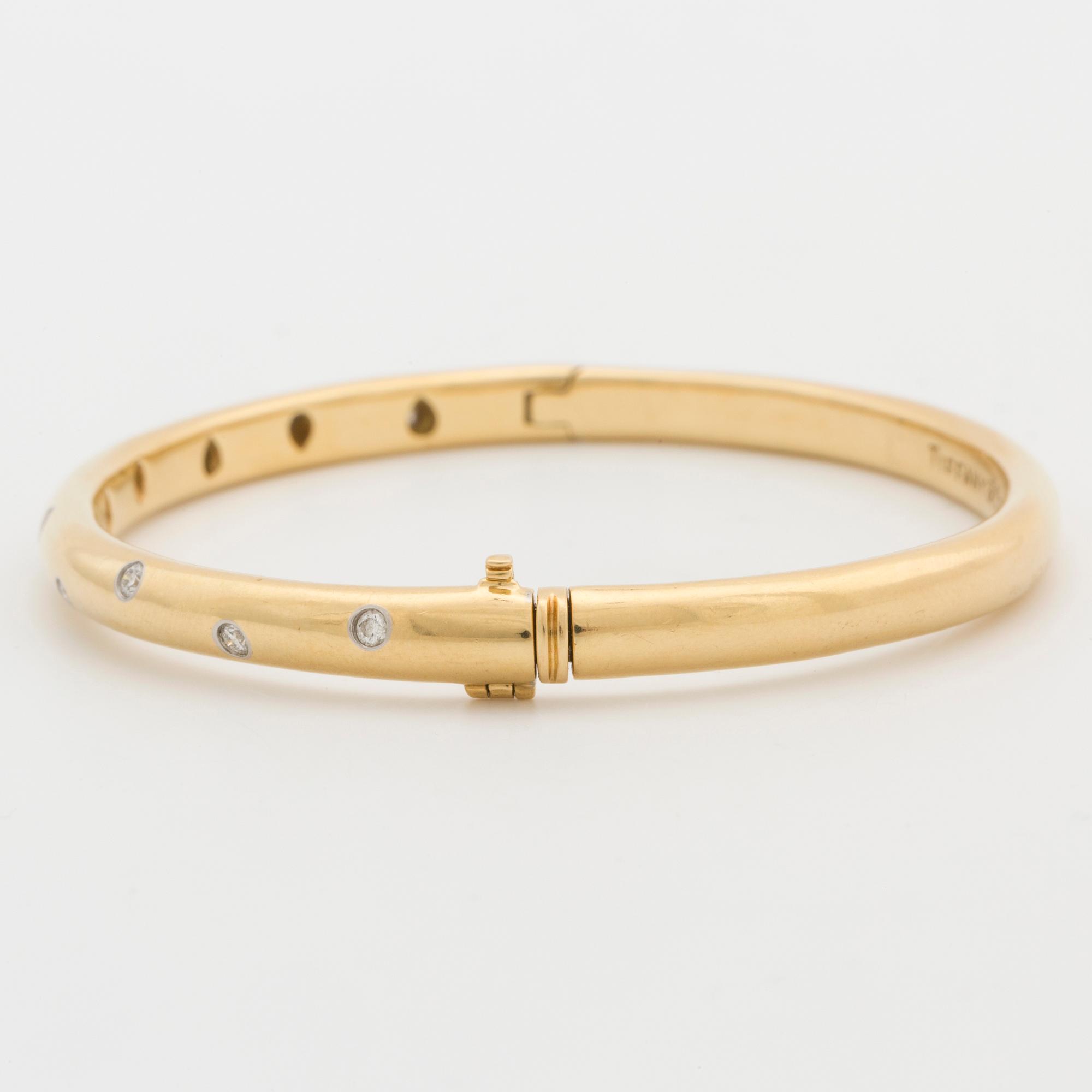 TIFFANY & Co, armring med briljantslipade diamanter ca 0.20 ct.