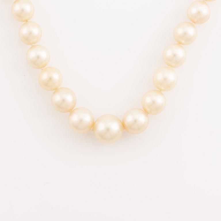 A cultured pearl necklace witk an 18K gold clasp set with eight-cut diamonds.
