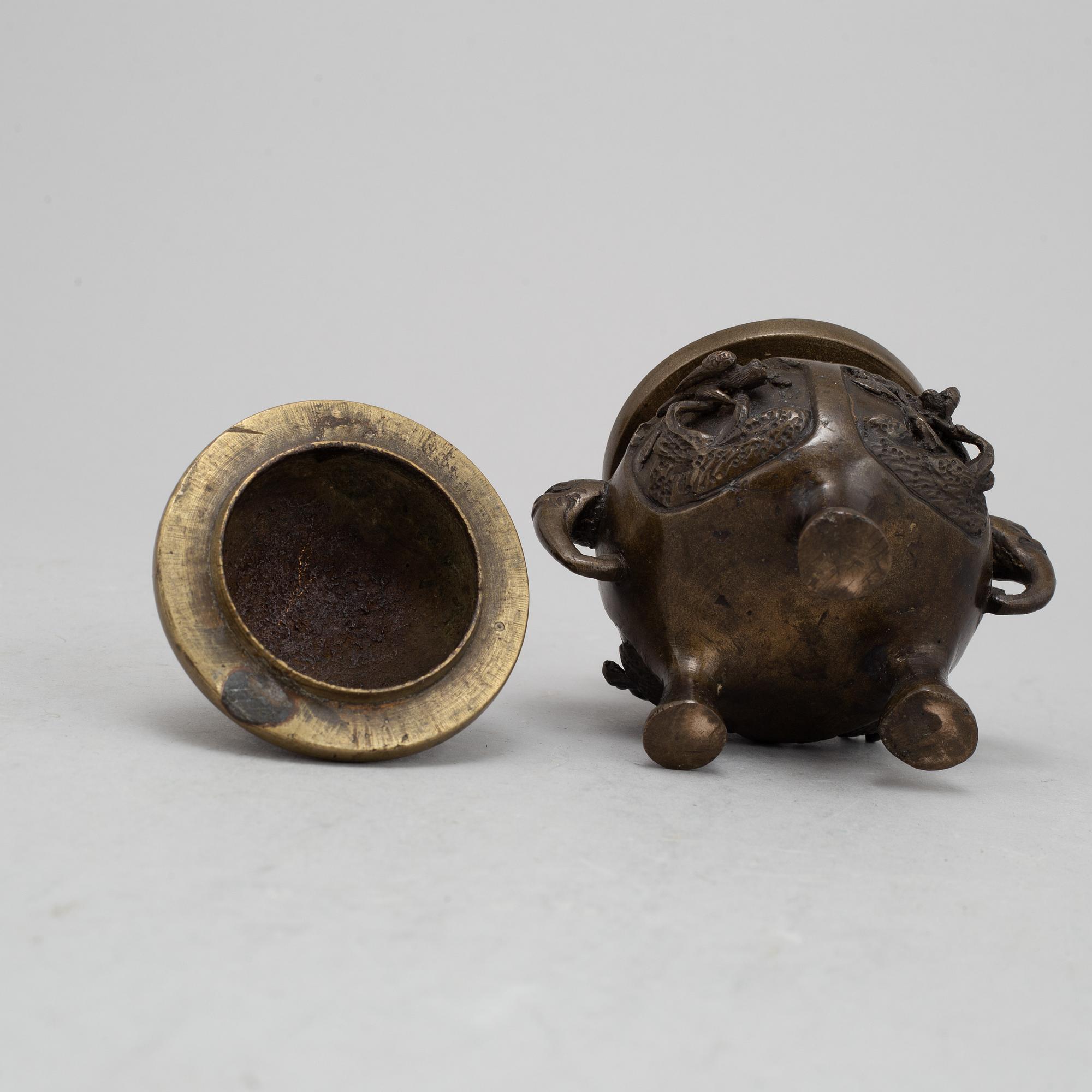 A Chinese bronze censer with lid, Qing dynasty, 19th century.