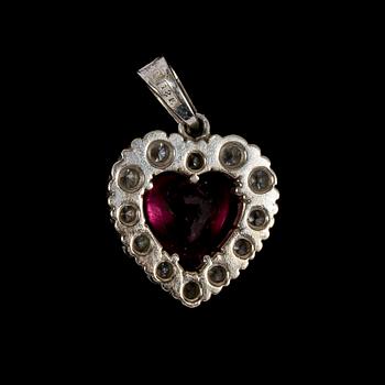 HÄNGSMYCKE, 18k vitguld med hjärtslipad rubin och briljantslipade diamanter, tot. ca 0.85 ct.
