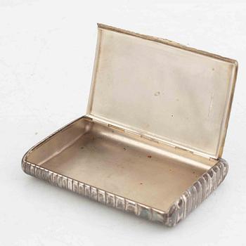 Puderdosa samt cigarettetui, silver, bl a Finland 1912.