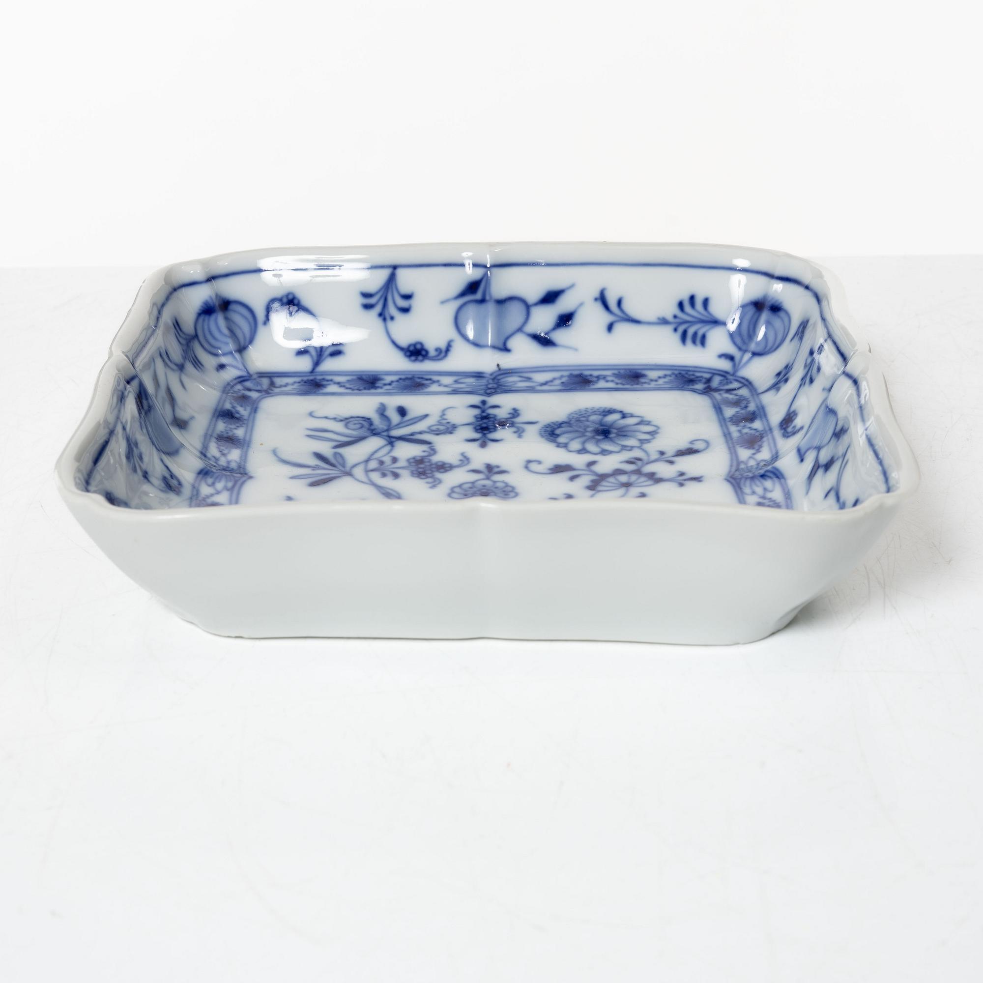 A 54-piece porcelain dinner service, 'Onion pattern/Zwiebelmuster', predominantly Meissenstadt, Tyskland.