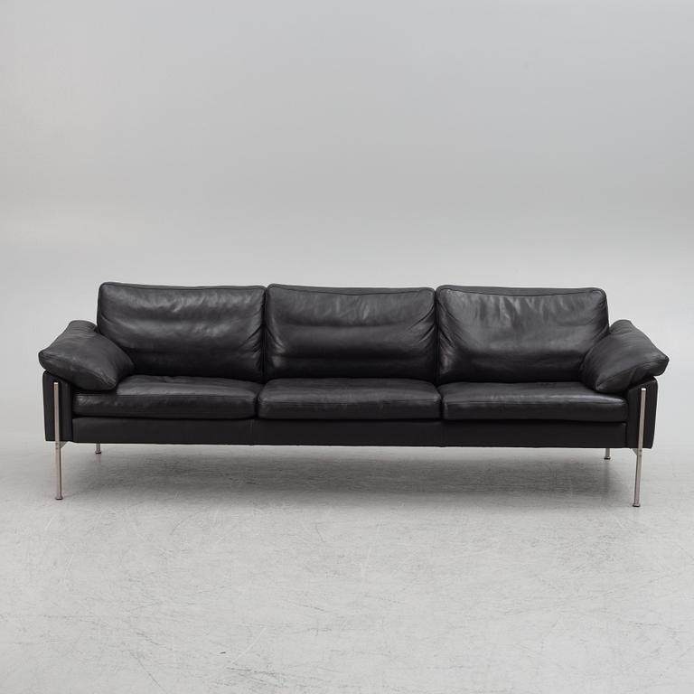 Takashi Okamura & Erik Marquardsen, soffa. "Capri 3A" Skipper Furniture.