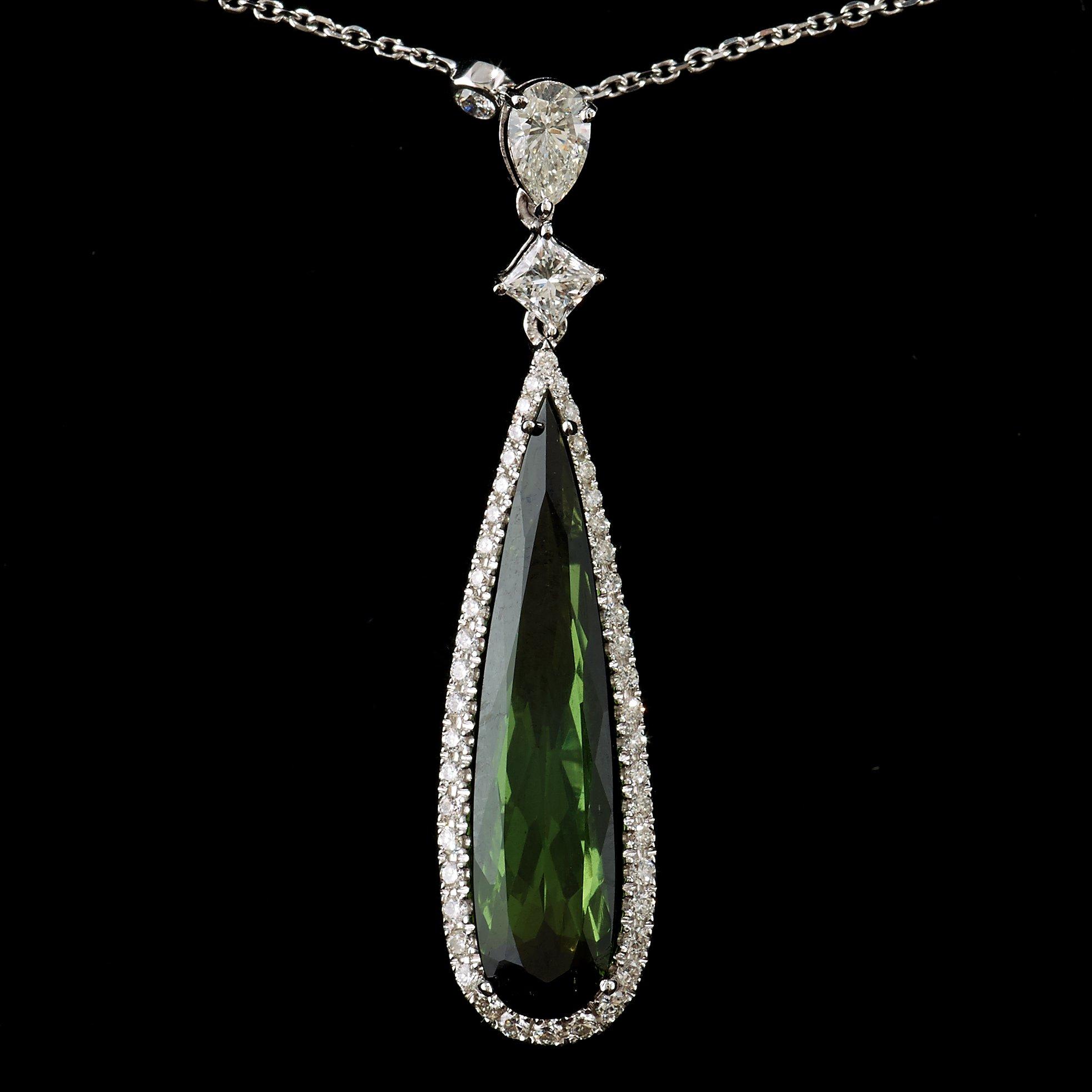 COLLIER med droppformad turmalin 5.08 ct, och briljantslipade diamanter totalt cirka 1.30 ct.