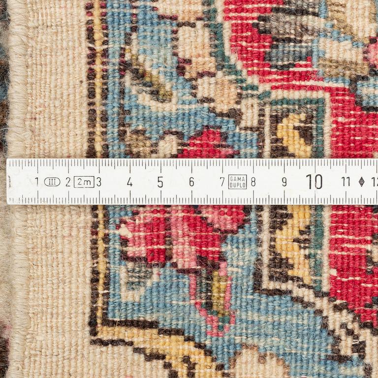 Carpet, Kirman, old, circa 270 x 183 cm.