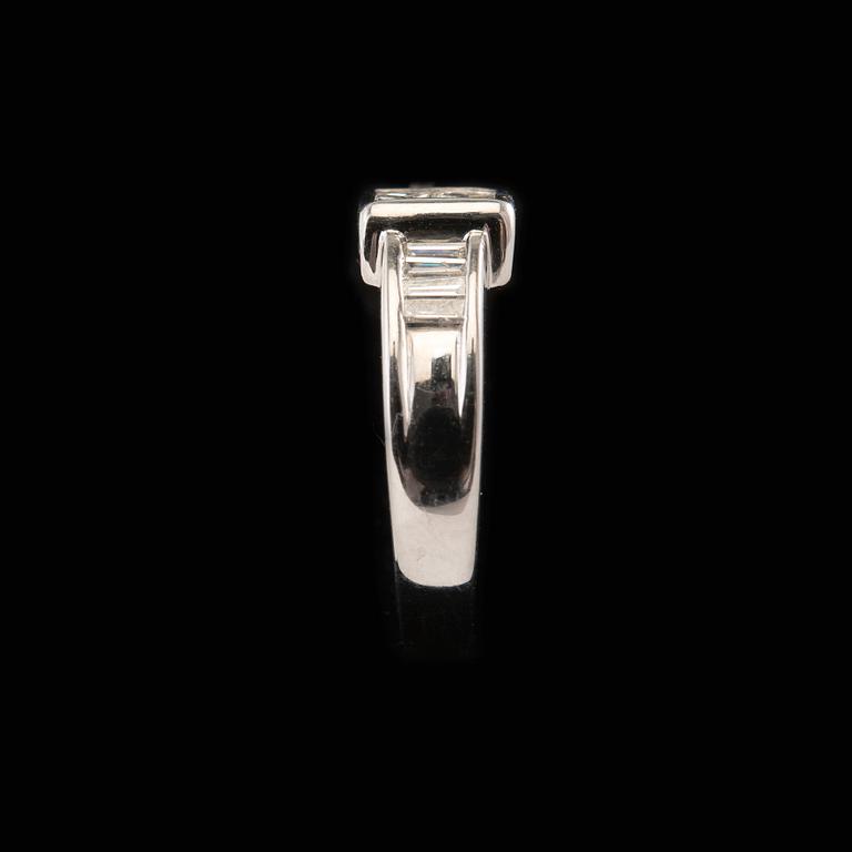 A RING, pricess- and baquette cut diamonds 1.00 ct, platinum. Size 16,5, weight 7,5 g.