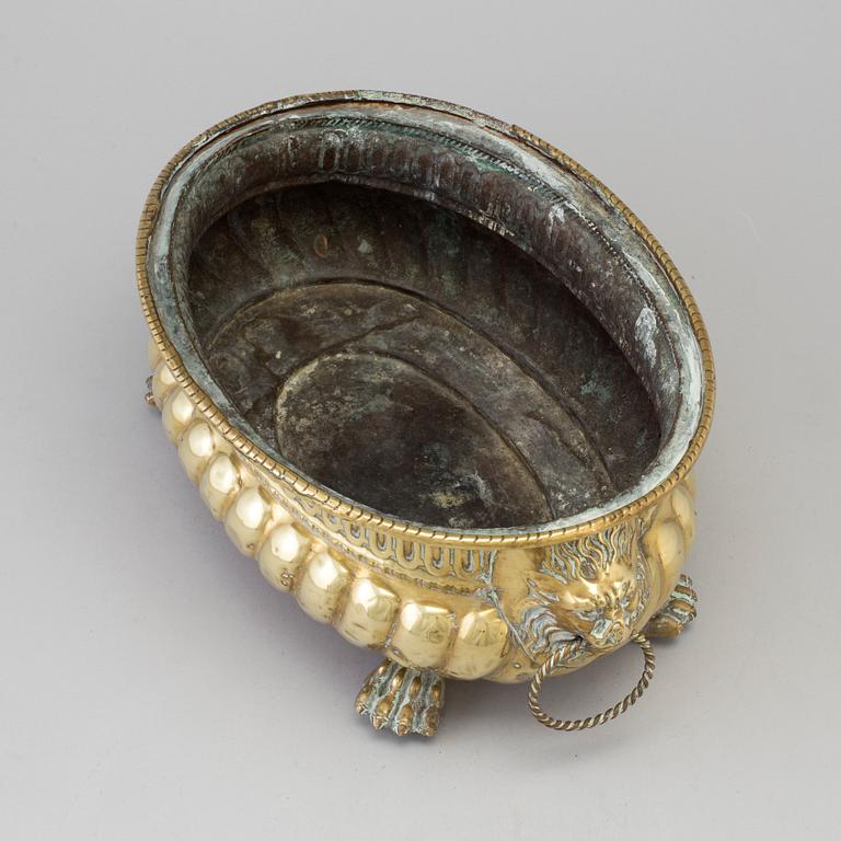 AN 18TH CENTURY BRASS FLOWER POT.