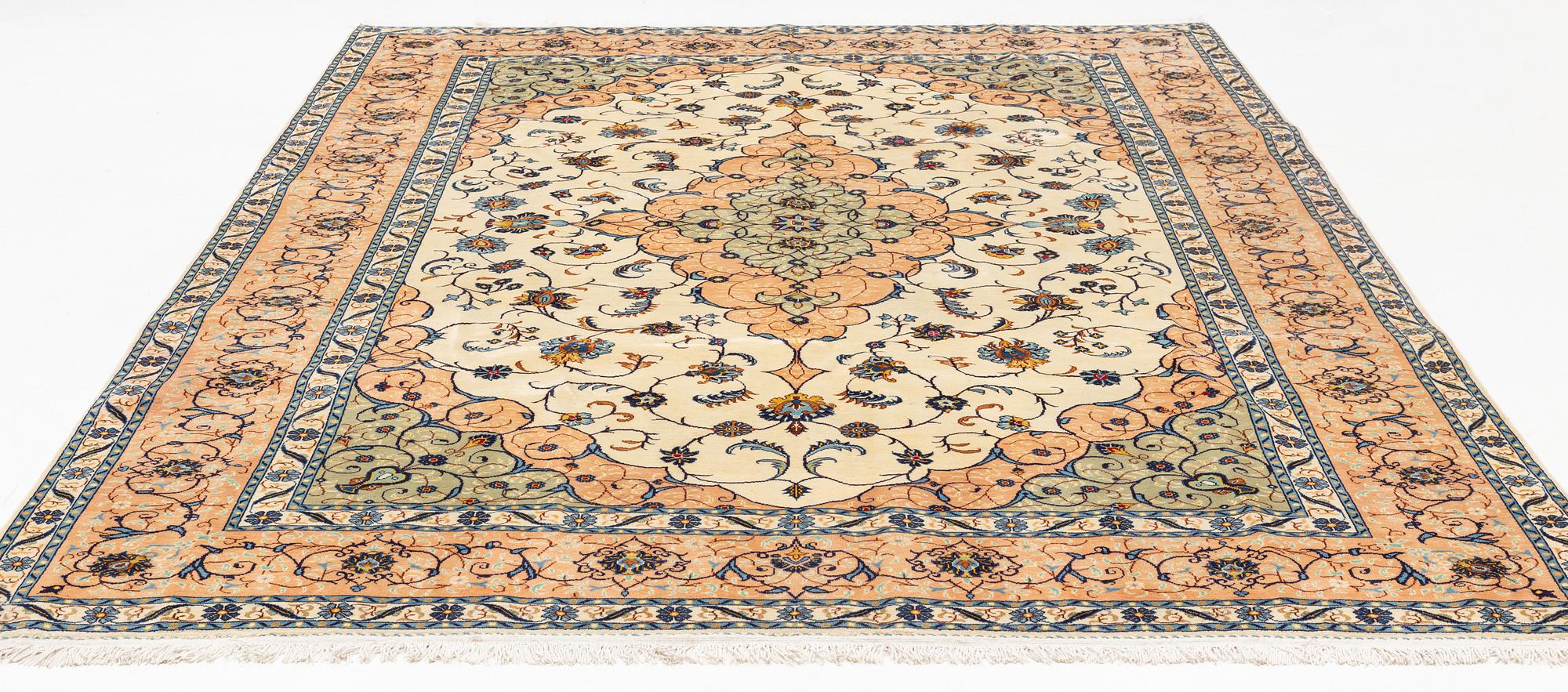 A Kashan carpet, ca 348 x 240 cm.