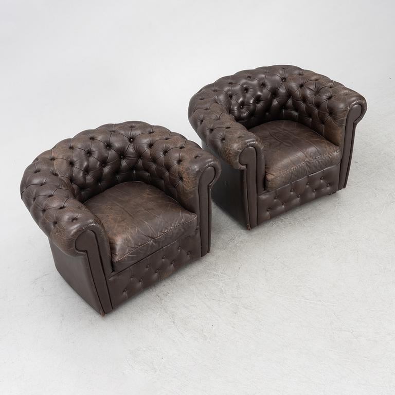 Fåtöljer, ett par, Chesterfieldmodell, OY BJ Dahlqvist AB, BD Furniture, Jakobstad, Finland, 1900-talets andra hälft.