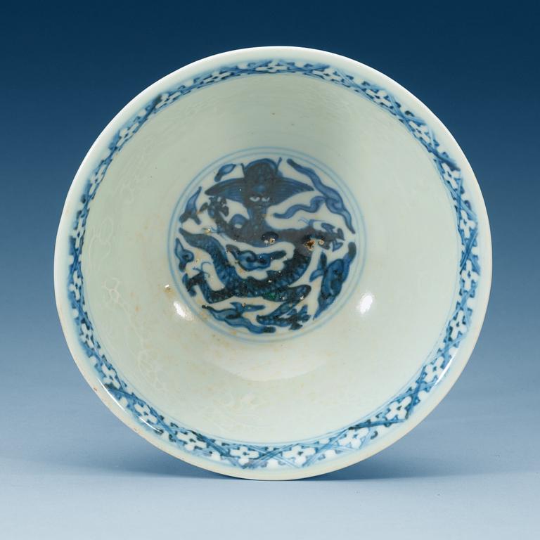 A blue and white anhua-decorated stem cup, Ming dynasty, Wanli (1573-1620).
