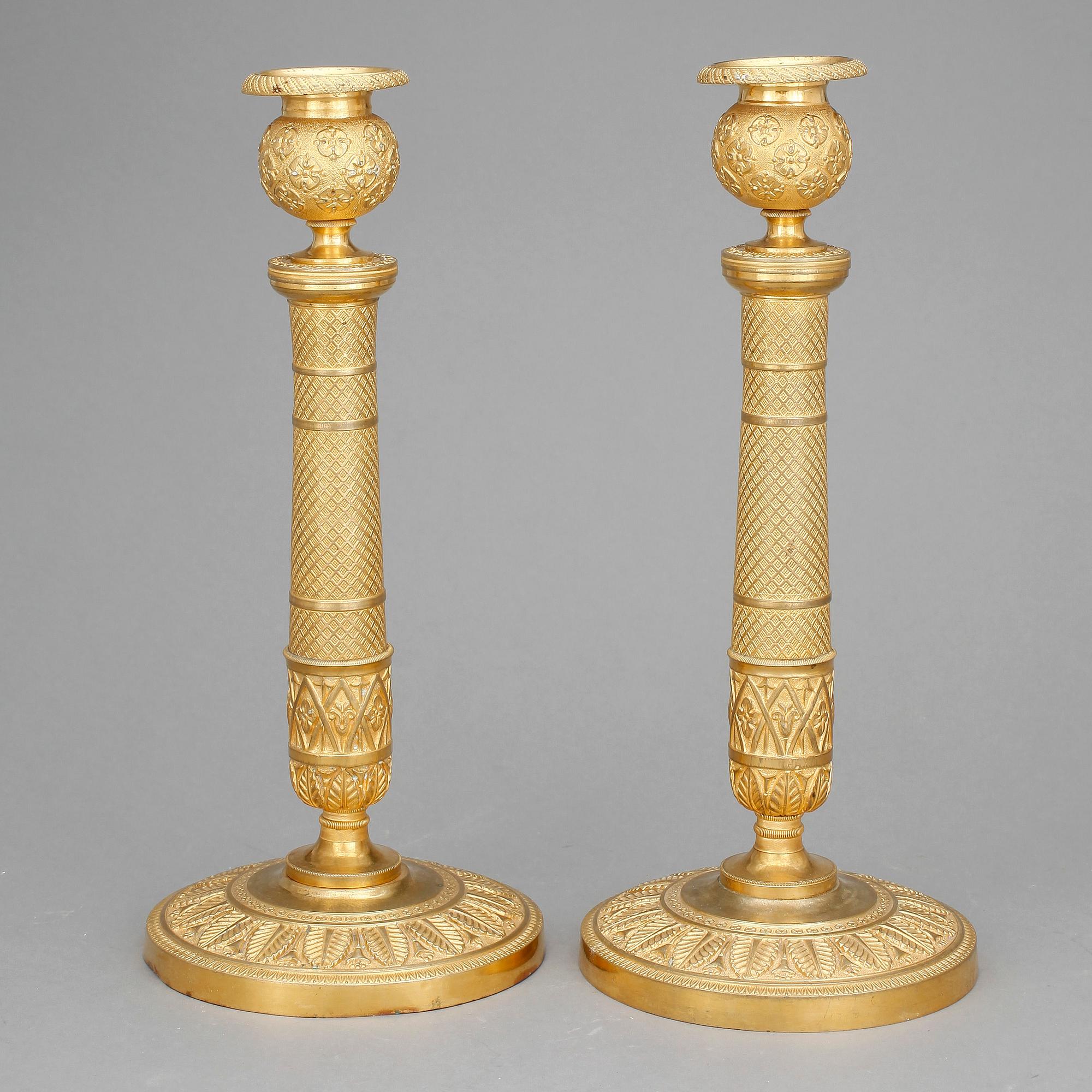 LJUSSTAKAR, ett par, empire, förgylld brons, 1800-talets första hälft.