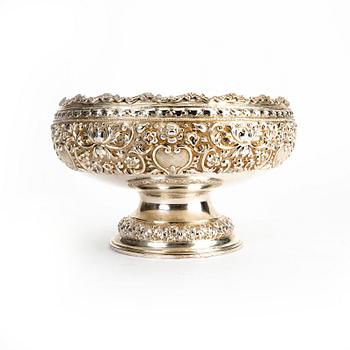 An Indian early 1900s silver bowl, weight 1160 grams.