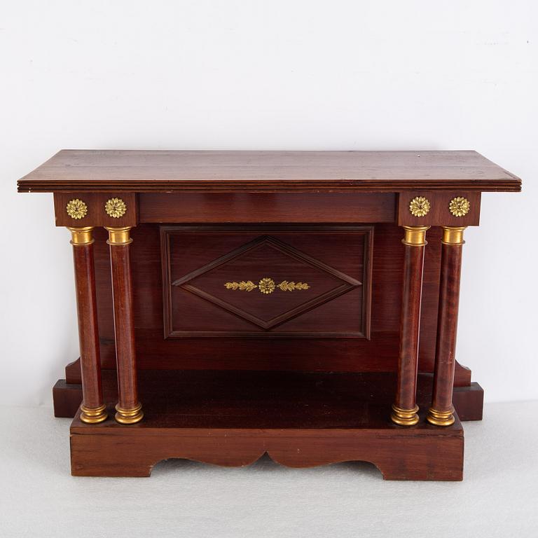 Spegel med konsolbord, eklektisk stil, sekelskifte 1900.