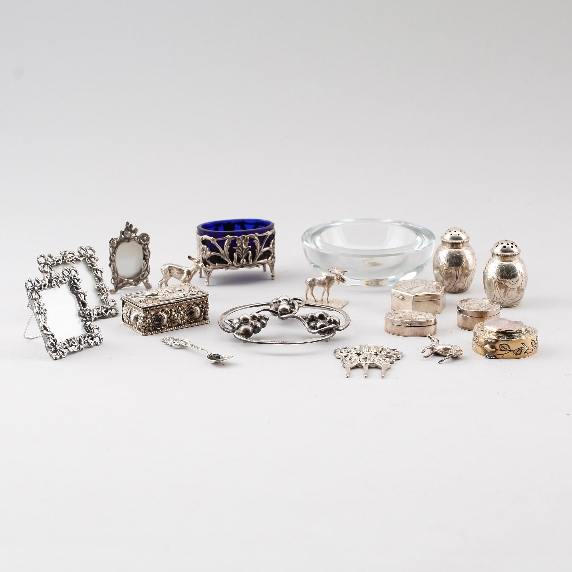 SAMLING FÖREMÅL, 16 delar, silver, 1900-talets andra hälft. Total vikt utan glasskålar ca 245 g.