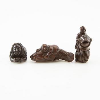 Netsuke, tre stycken, buxbom. Japan, 1900-tal.