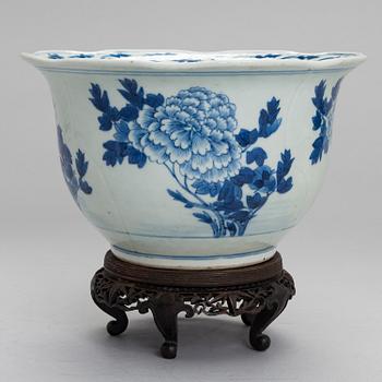A 20th century Chinese porcelain flower pot.