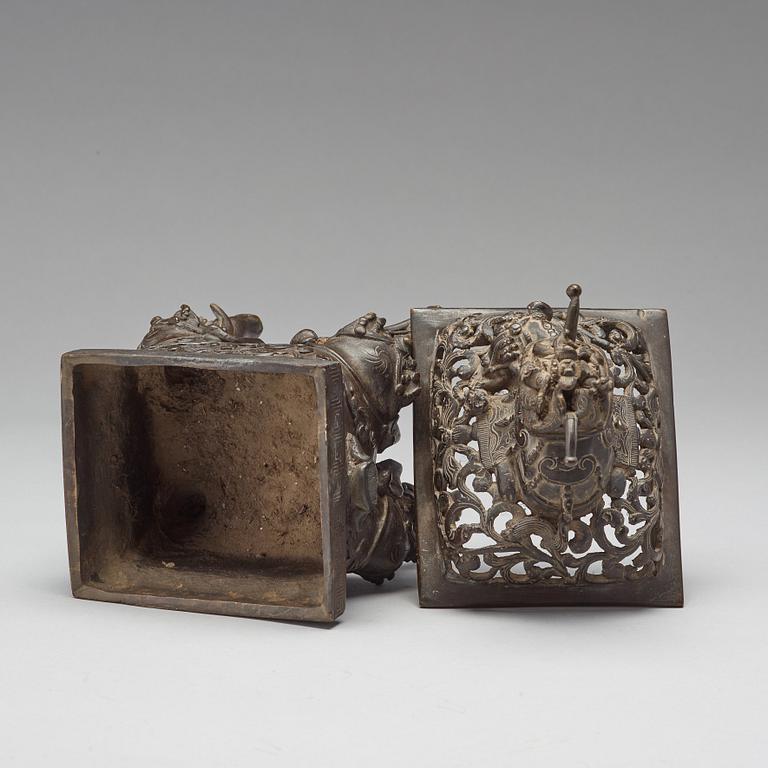 RÖKELSEKAR med LOCK, brons. Sen Qingdynasti, 1800-tal.