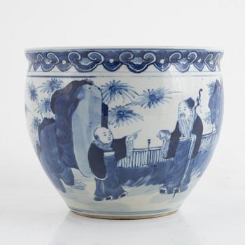 A Chinese blue and white porcelain flower pot, Qing dynasty, 19th century.