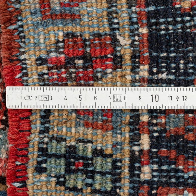 A semi-antique Heriz carpet, ca 322 x 233 cm.