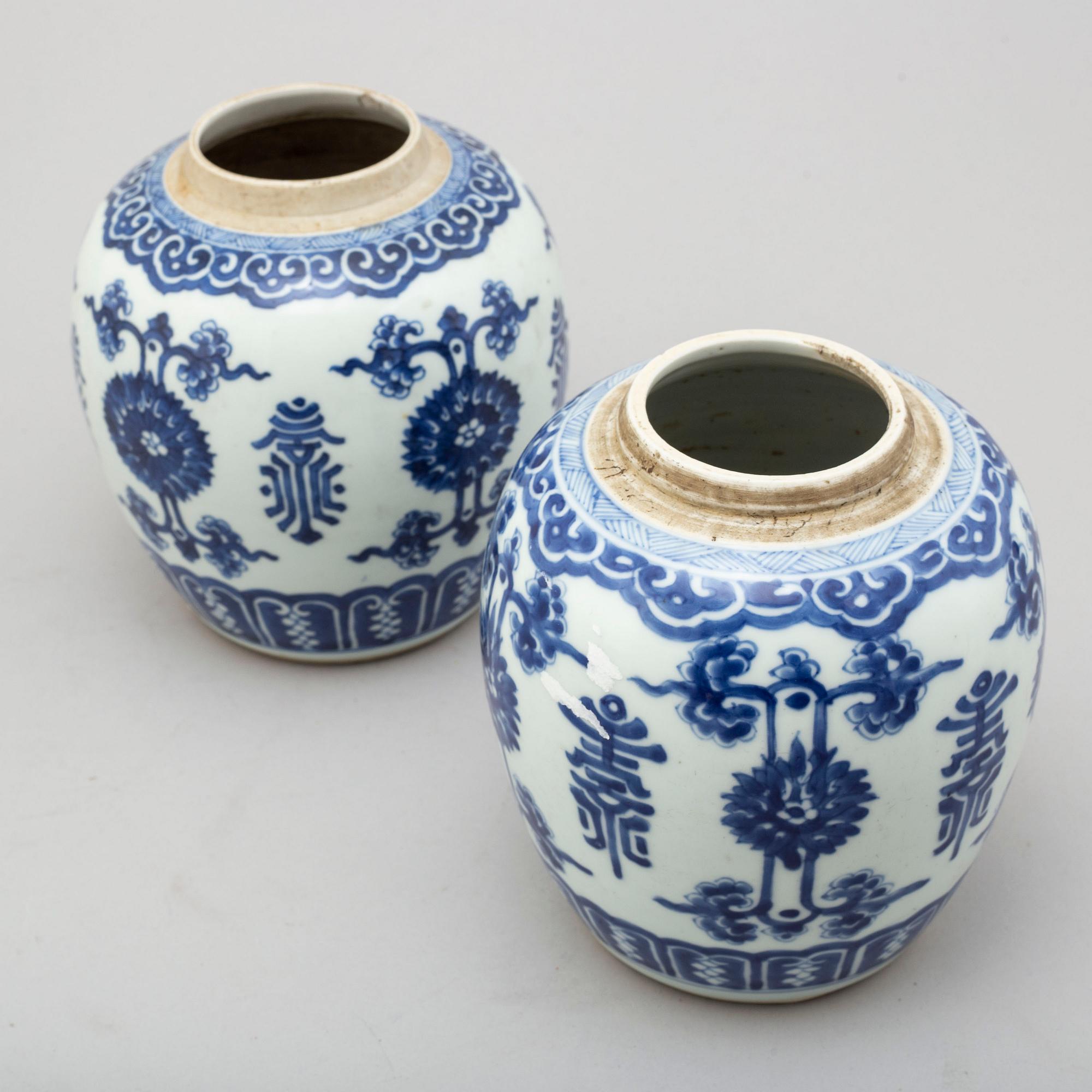 BOJANER, två stycken, porslin. Qingdynastin, Kangxi (1662-1722).