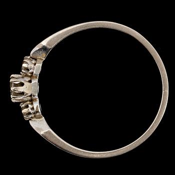 RING, 18 k, med 3 briljanter, svenska stämplar.