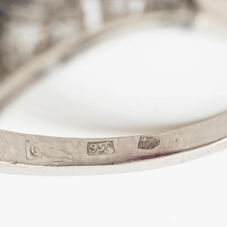 Ring platina med en fasettslipad rubin samt gammal- och åttkantslipade diamanter.