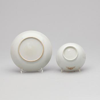 KOPPAR MED FAT, 3st, porslin, Kina, Qianlong (1736-1795).