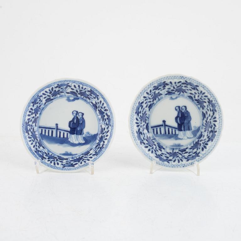 Two Chinese blue and white porcelain cups with saucers, Qing dynasty, Kangxi (1662-1722).