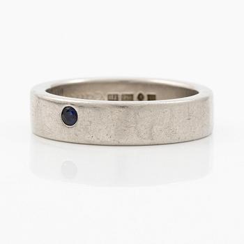 Ring, Strömdahls, platina med två fasettslipade safirer.