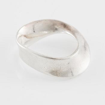 Vivianna Torun Bülow-Hübe, ring "Möbius", sterling silver, for Georg Jensen.