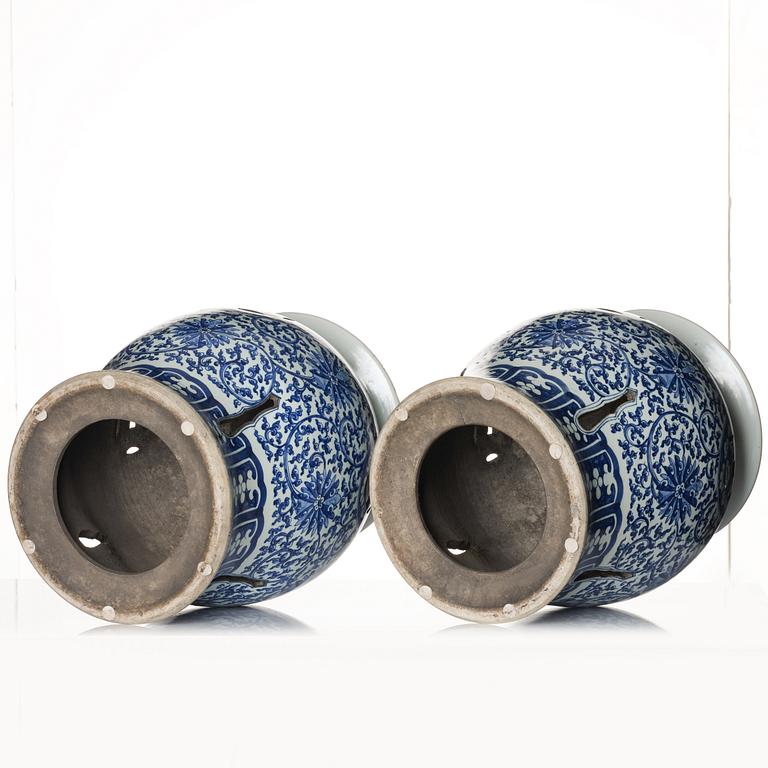 A pair of blue and white garden seats, Qing dynasty, 19th century.