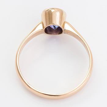 Ring, 14K guld med ovalslipad tanzanit.