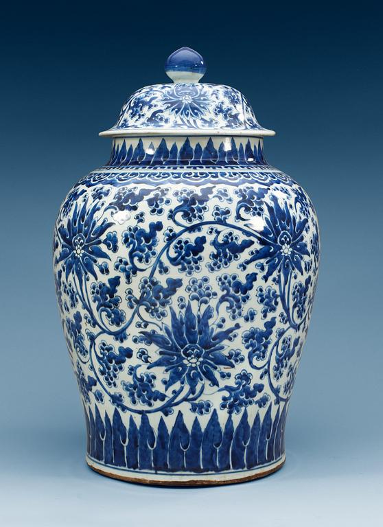 A large blue and white palace jar with cover, Qing dynasty, Kangxi (1662-1722).