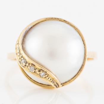 Ring in 18K gold with a cultured mabé pearl and octagon-cut diamonds.