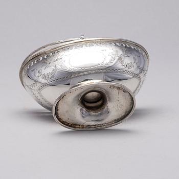 BONBONJÄR, sterlingsilver, London 1885. Vikt 184 g.