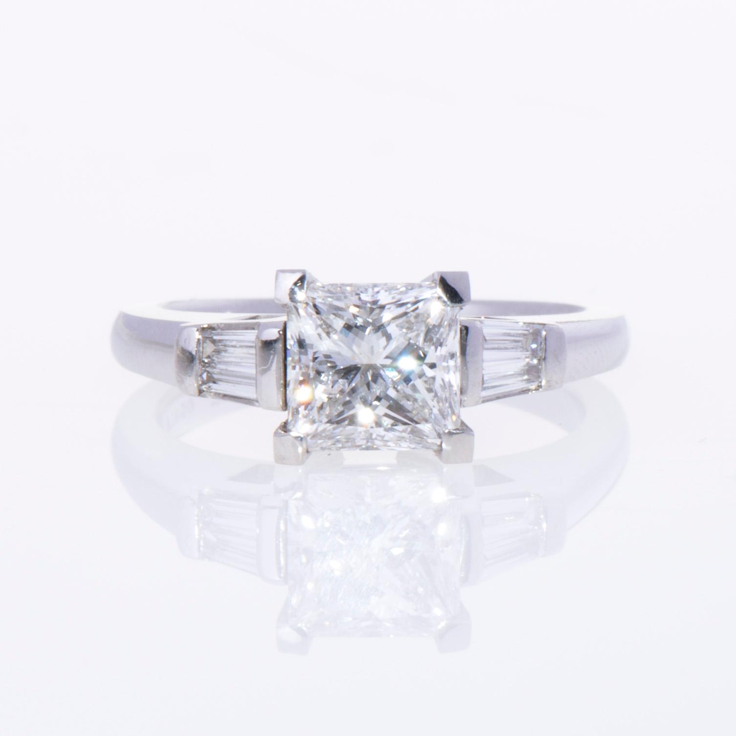RING, platina, prinsesslipad diamant och baguetteslipade diamanter. Vikt ca 6,9 g.