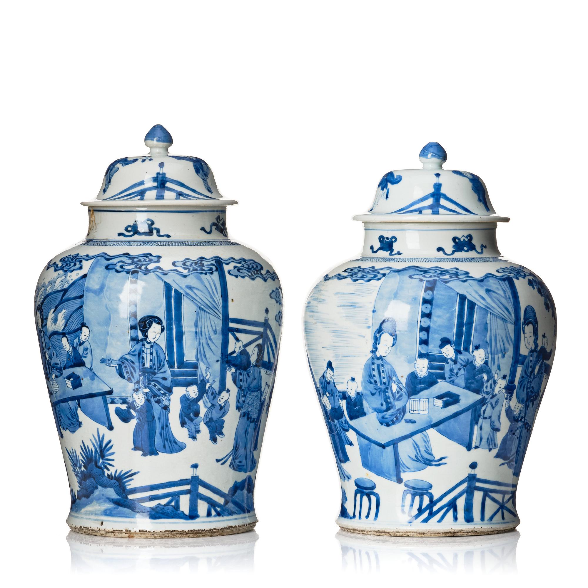 Urnor med lock, två snarlika, porslin. Qingdynastin, Kangxistil, 1800-tal.