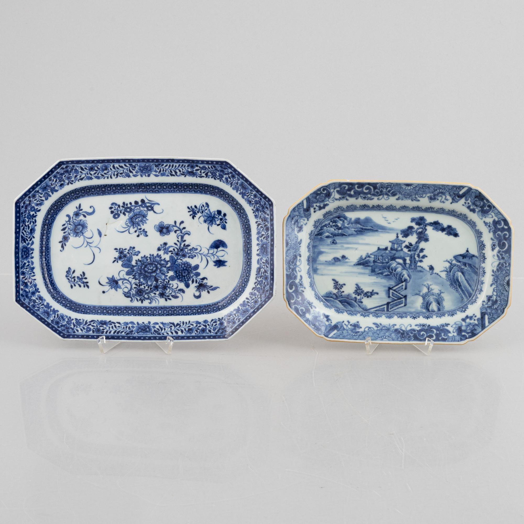 Stekfat, två stycken, olika, porslin. Qingdynastin, Qianlong (1736-95).